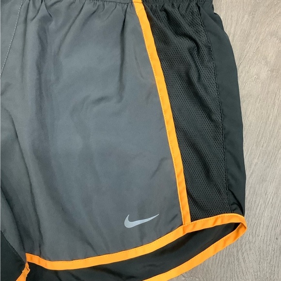 Women's Nike Medium 8 - 10 Shorts Charcoal Athletic Workout Running Lining EUC - Picture 6 of 10